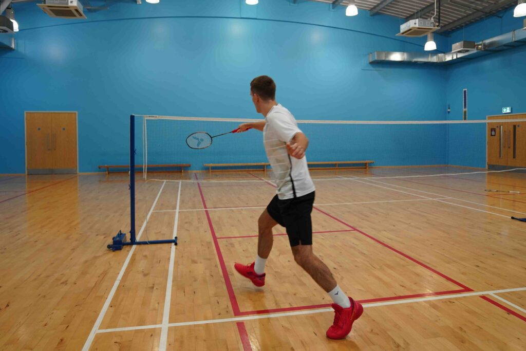 backhand lunge in badminton
