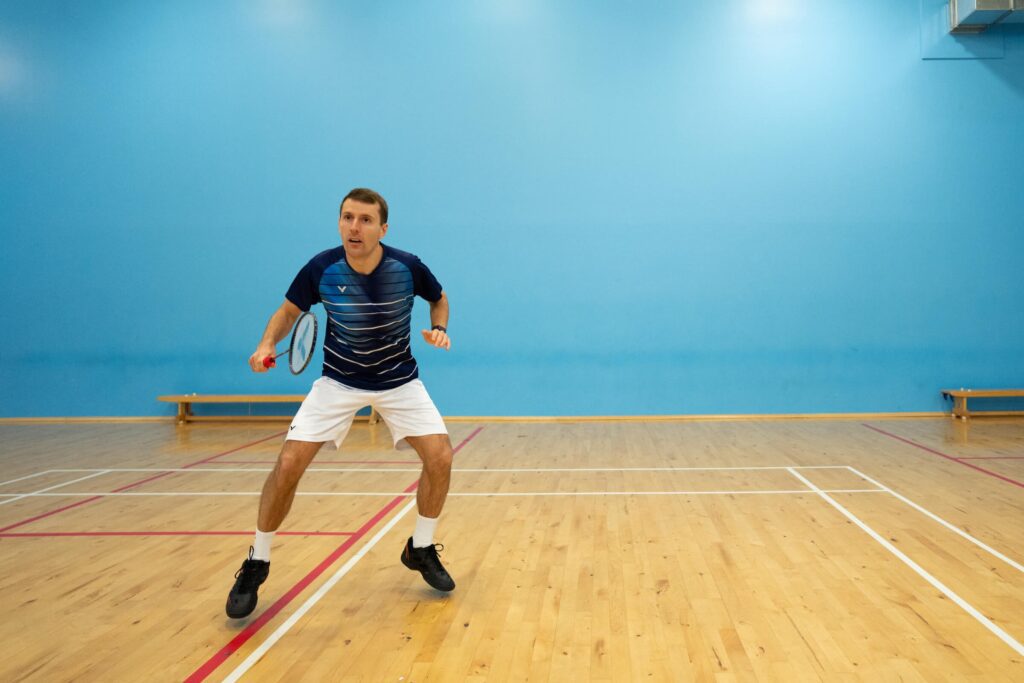 directional split step to the rear court in badminton