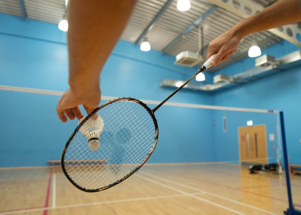 backhand serve preparation in badminton