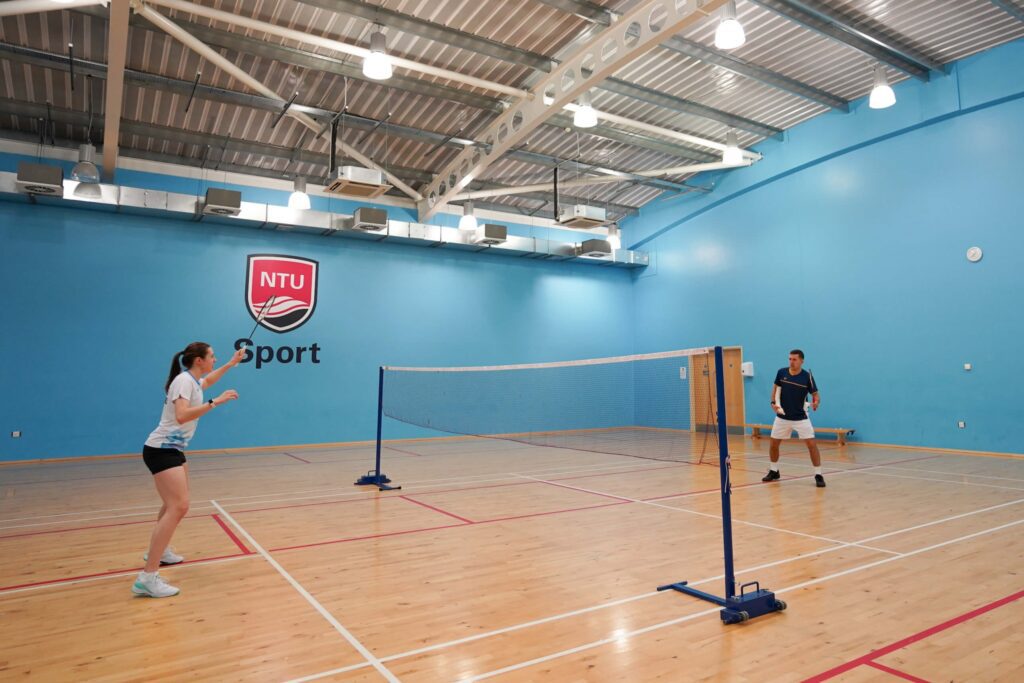 high racket carriage at the net in badminton