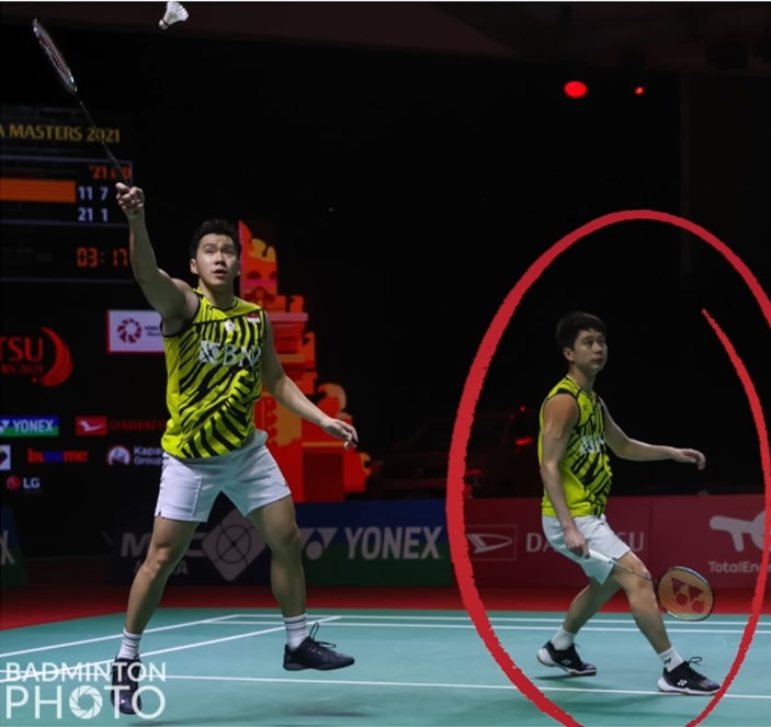 Kevin Sanjaya with low racket carriage