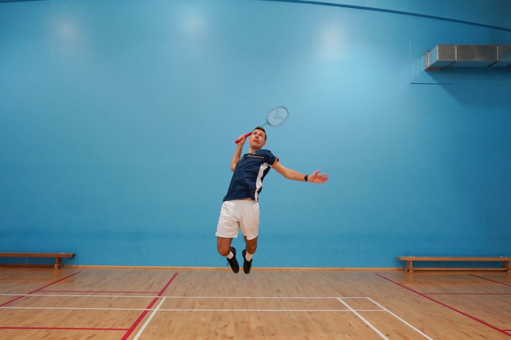 jump out smash in badminton