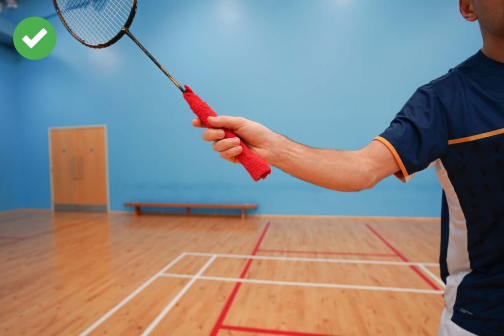 relaxed grip when hitting in badminton