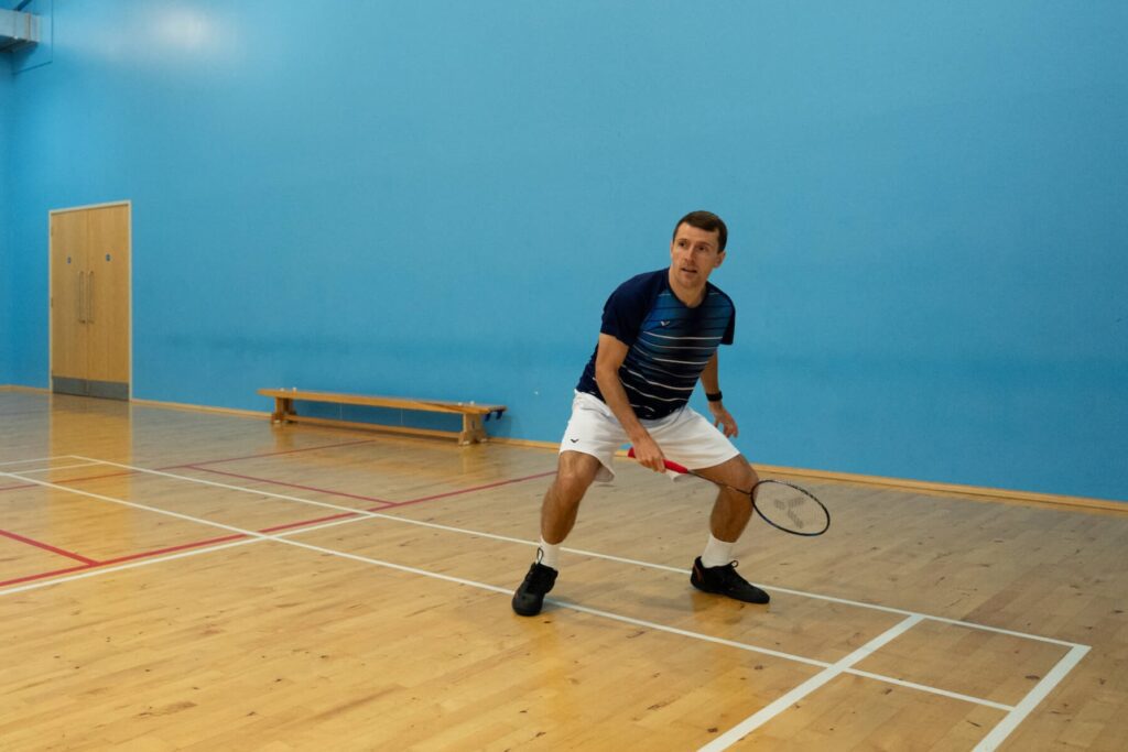 round the head scissor kick movement in badminton