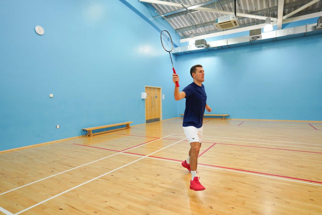 forehand drive hitting action in badminton